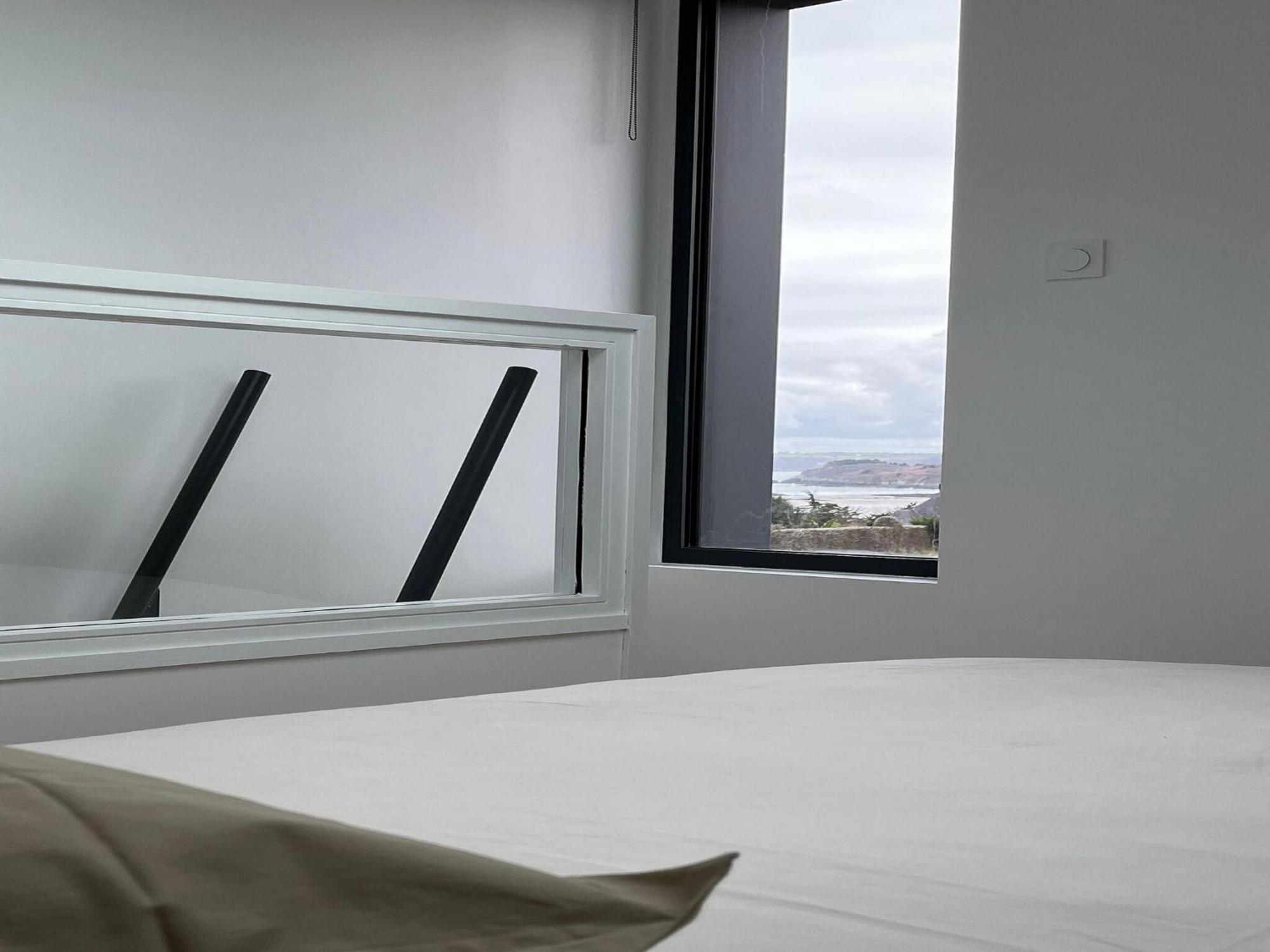Studio With Terrace And Superb Sea View Локирек Екстериор снимка