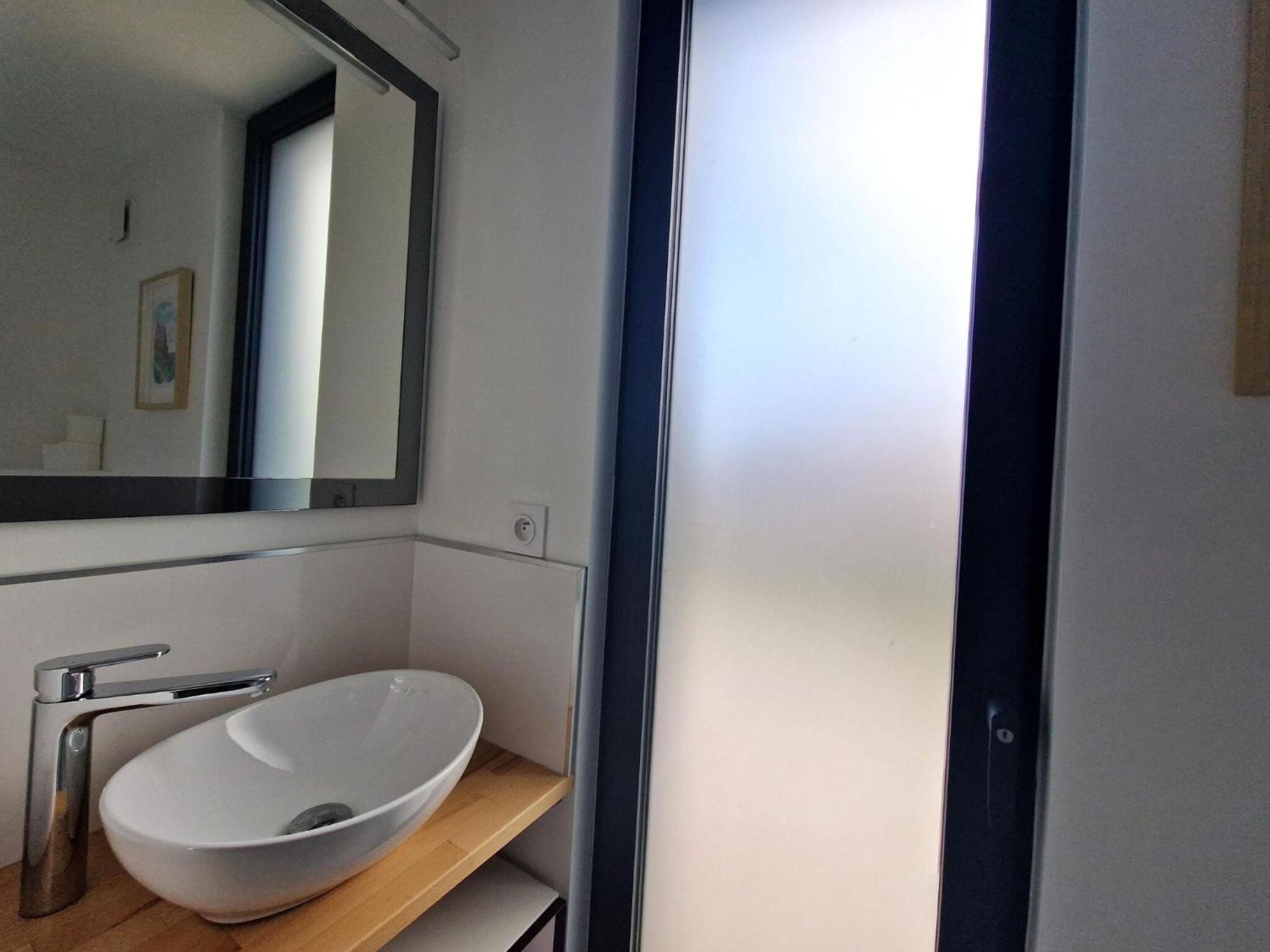 Studio With Terrace And Superb Sea View Локирек Екстериор снимка