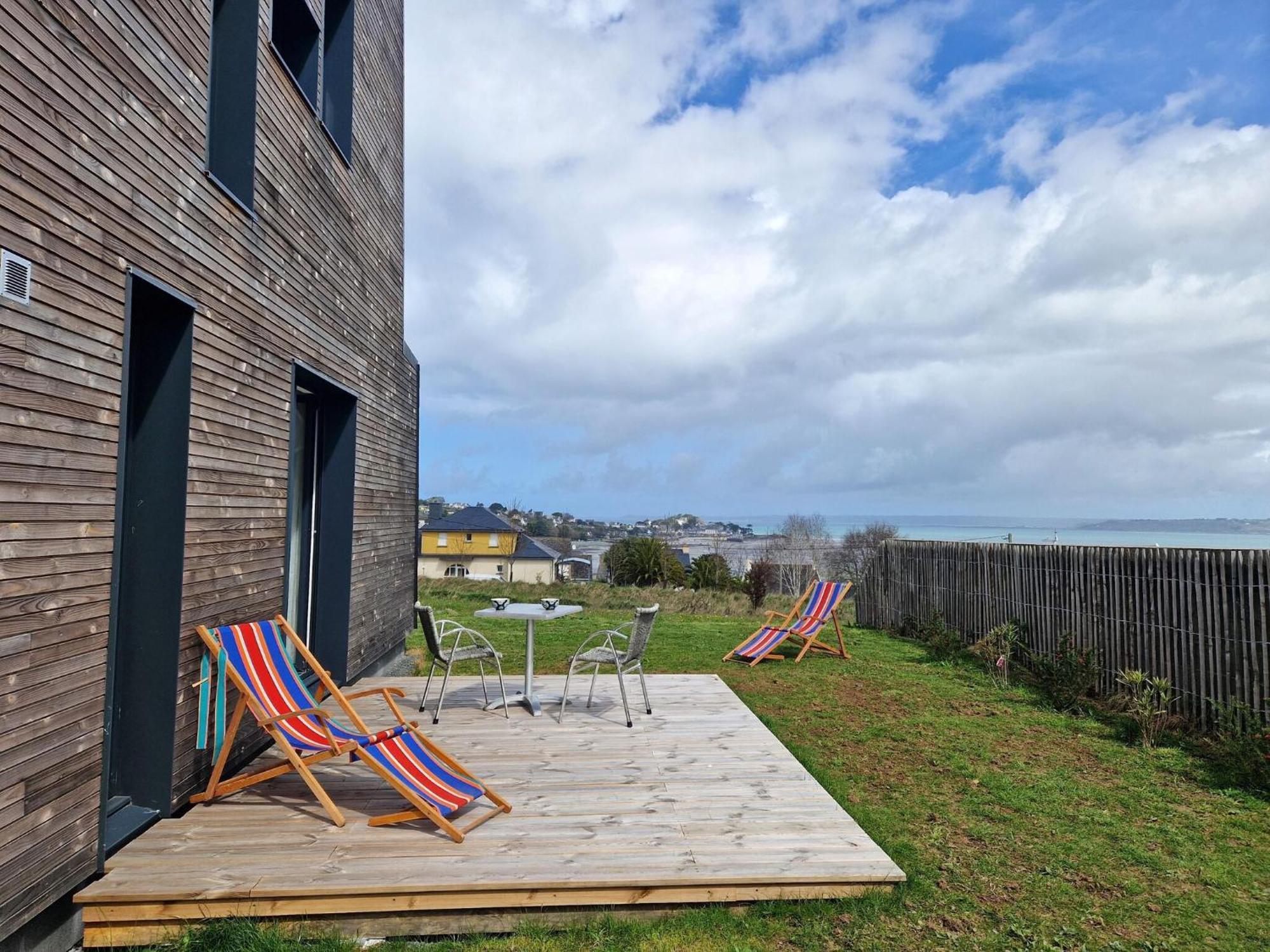 Studio With Terrace And Superb Sea View Локирек Екстериор снимка