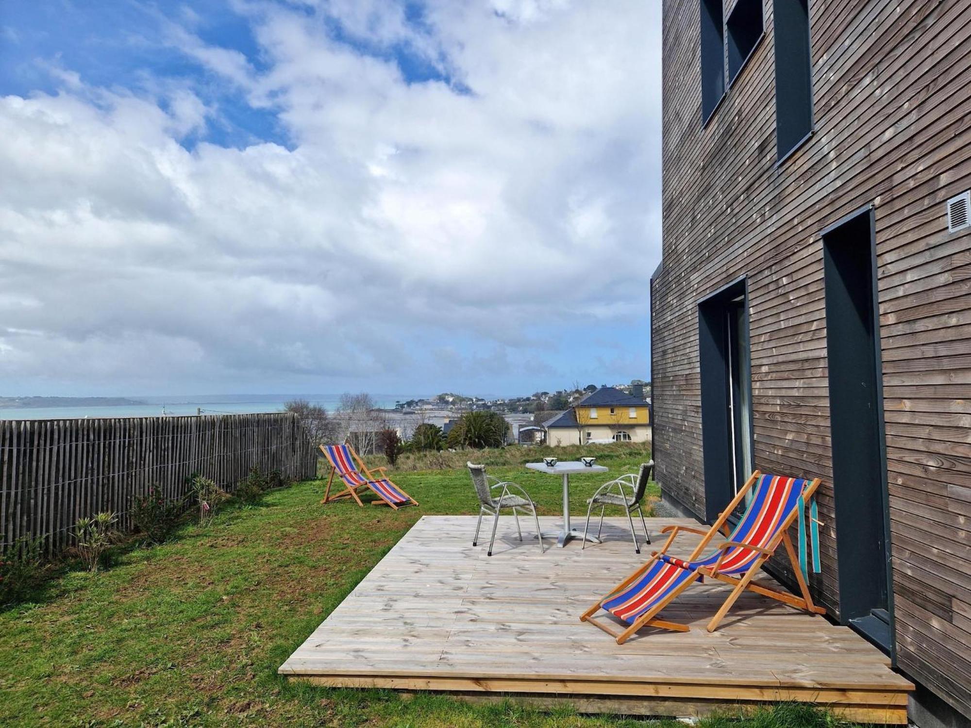 Studio With Terrace And Superb Sea View Локирек Екстериор снимка