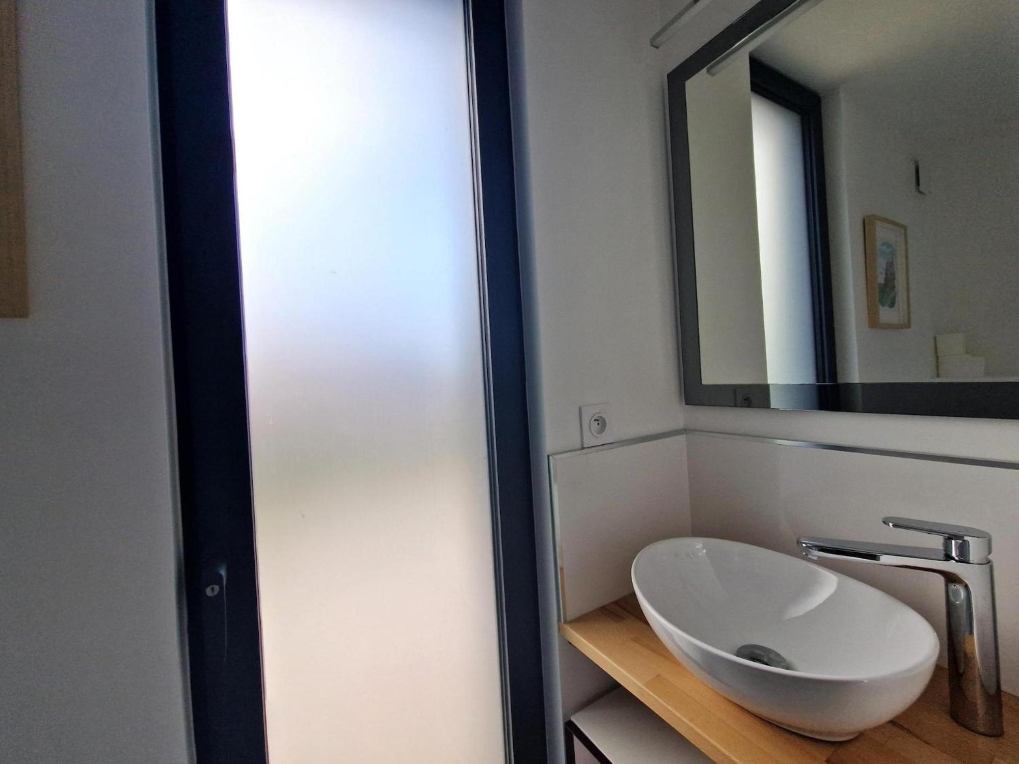 Studio With Terrace And Superb Sea View Локирек Екстериор снимка